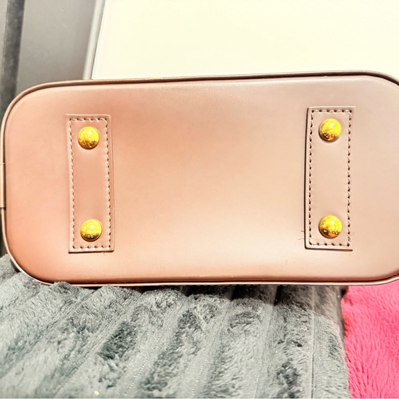 Louis Vuitton Alma Bag - Picture 6 of 9